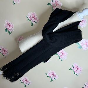 Black Wrap/Scarve in Black.     Z-22